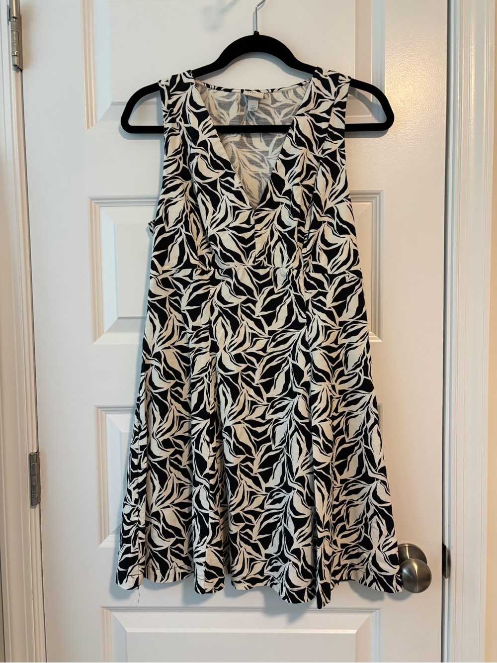 A New Day Sleeveless Black and White Leaf Print Dress 10